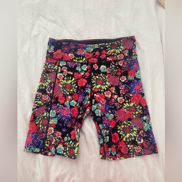 Calvin Klein Pants - 💕CK💕 Floral Women's Bermudas